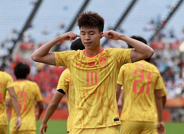 国足亚运队1比2憾负韩国队：40年进球荒终结，32年决赛梦差一步