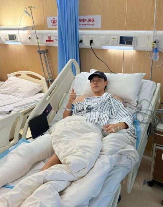 青岛海牛球员李嗣镕晒手术后照片：再次遭遇伤病，养好伤重新出发
