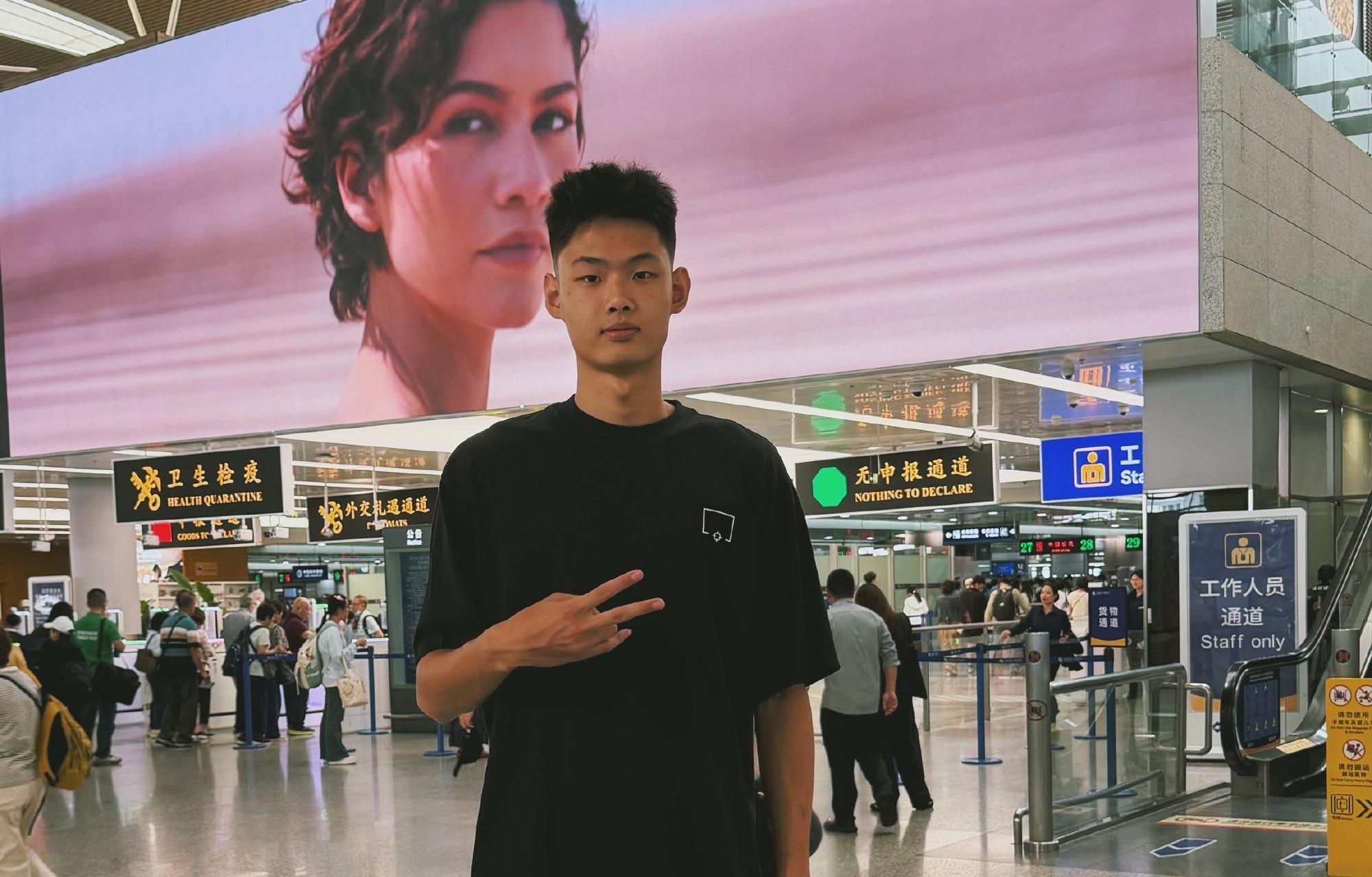 17岁中国男篮新星刘浩鑫加盟美国高中名校Link Academy：姐姐刘帅是八一女篮国手