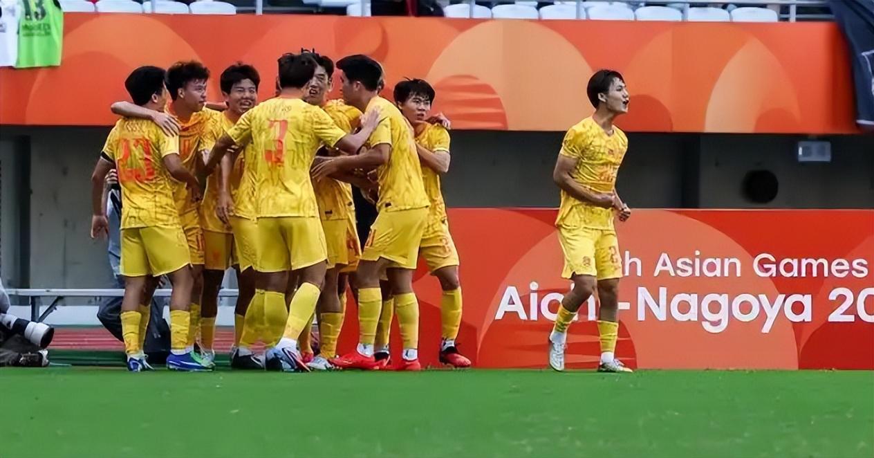 亚运男足半决赛：中国1-2不敌韩国，日本9-8胜乌兹别克斯坦晋级决赛