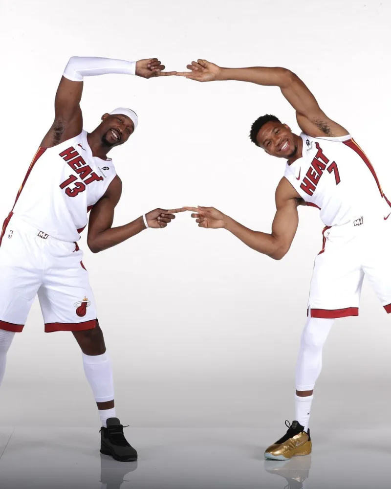 NBA官方晒照：扬尼斯-阿德托昆博与阿德巴约‘合体’