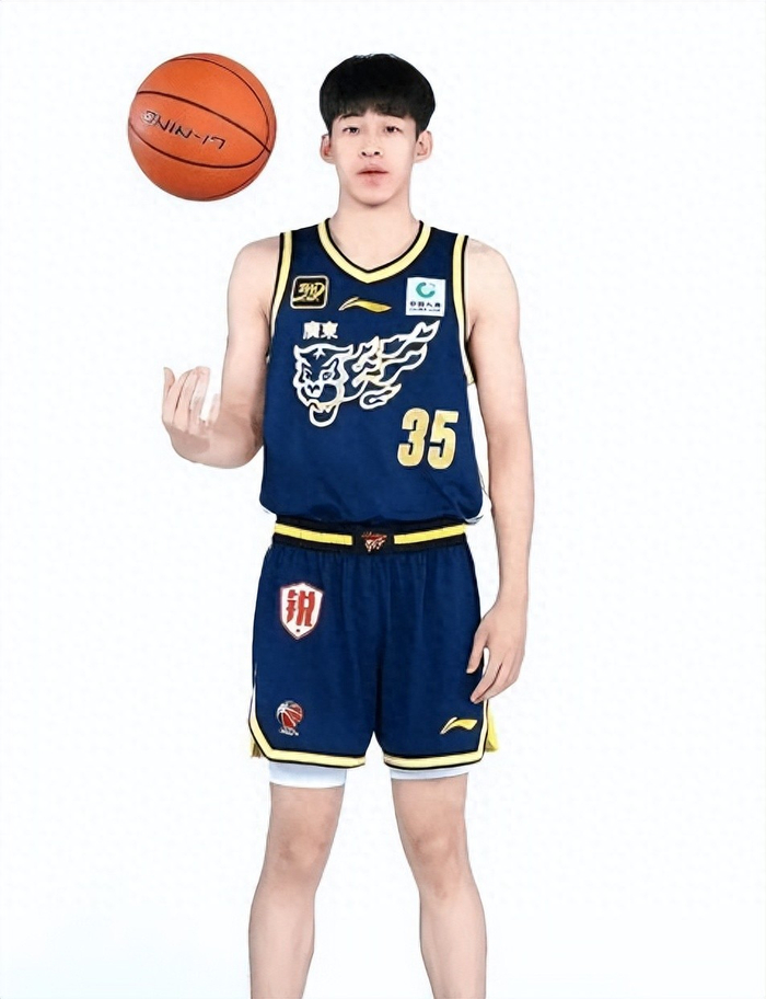 广东宏远球员李文昊加盟NBL球队合肥狂风,上海放弃霍姆斯,新疆新星张俊生体测未通过