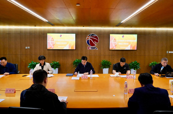 中国男篮溃败引争议 郭士强站C位领感谢信