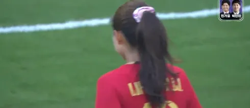 中国女足亚运女足季军赛74分钟韩国角球防守解围 王妍雯后点错失射门机会