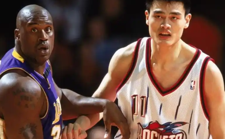 姚明生涯8年8次对阵奥尼尔场均17.6分9.6篮板,奥尼尔场均21+10+2