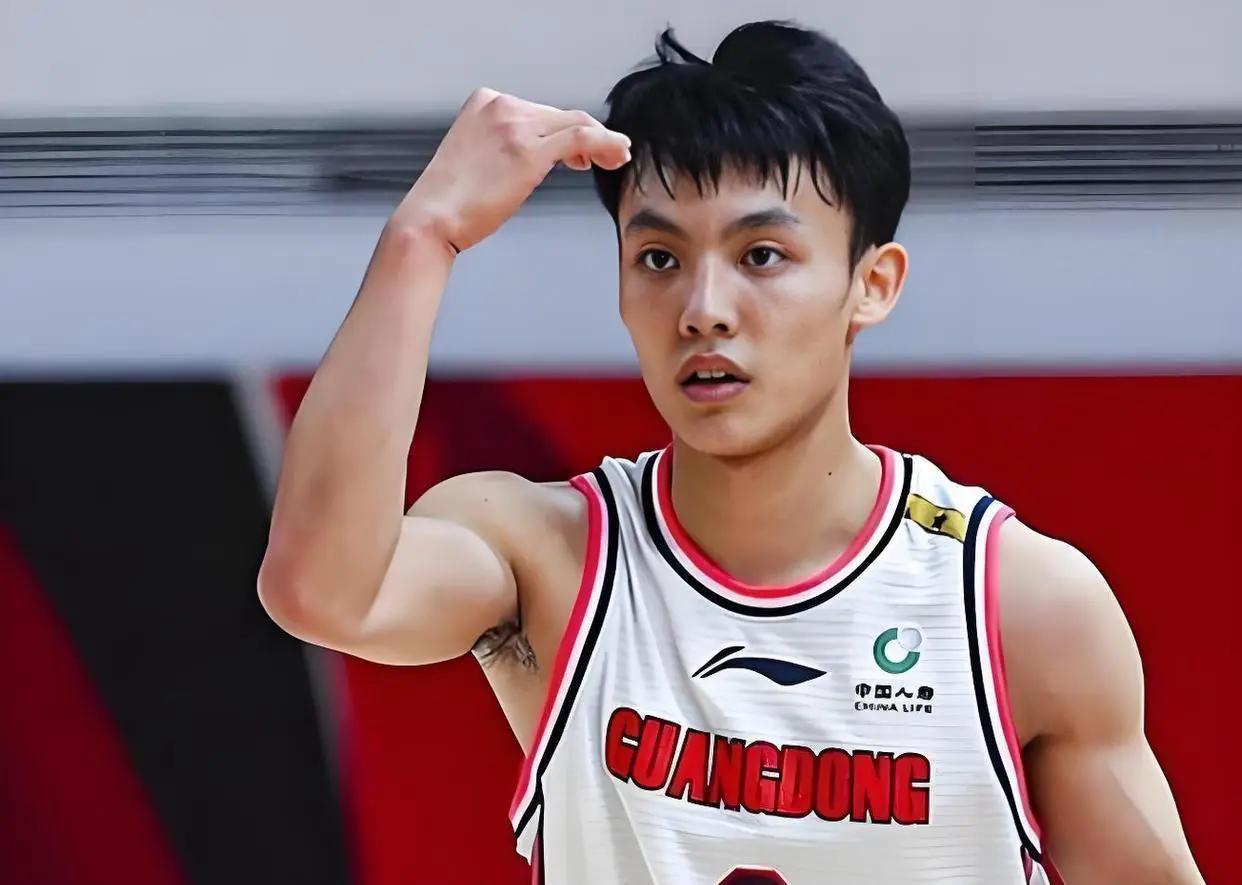 CBA新赛季最强三人组前五排名出炉 周琦赵睿领衔北京男篮