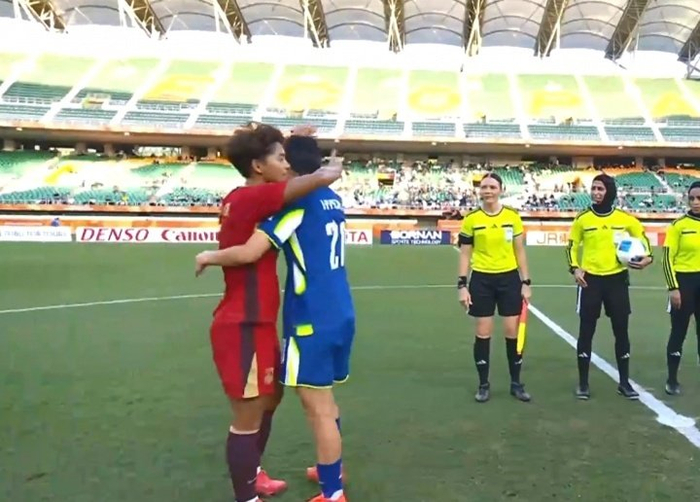 女足亚运铜牌赛0-1韩国 王霜赛后拥抱36岁后卫金惠莉
