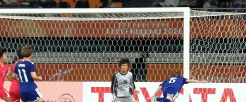 柳濑枫菜头球攻门被俞鲜金托出横梁 朝鲜女足对阵日本女足亚运决赛