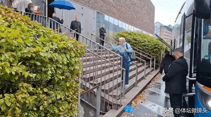 热苏斯冒雨与球迷互动 葡萄牙国家队启程返回波尔图备战欧国联