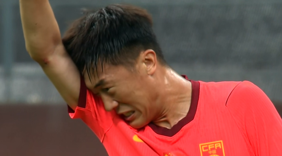 国足连场丢球！刘洋解围失误送礼，曼苏尔破门，8年首遭巴勒斯坦破门