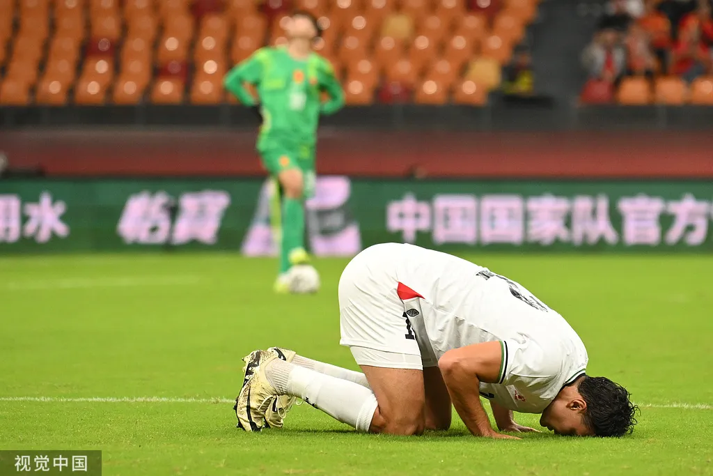 中国男足半场0-3巴勒斯坦 邵佳一遭质疑备战不力