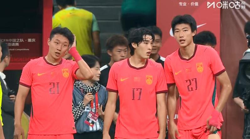 中国男足0-3落后巴勒斯坦，半场换5人：赵松源、布尼亚明、李扬、黄嘉辉、颜骏凌登场