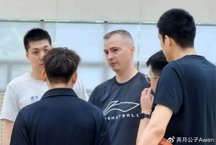 广东男篮新帅亚科夫列维奇掌握外援选择权，能否扛住战绩压力成焦点