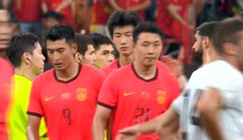 国足0-5惨败巴勒斯坦，邵佳一和安东尼奥创造历史，球迷愤怒