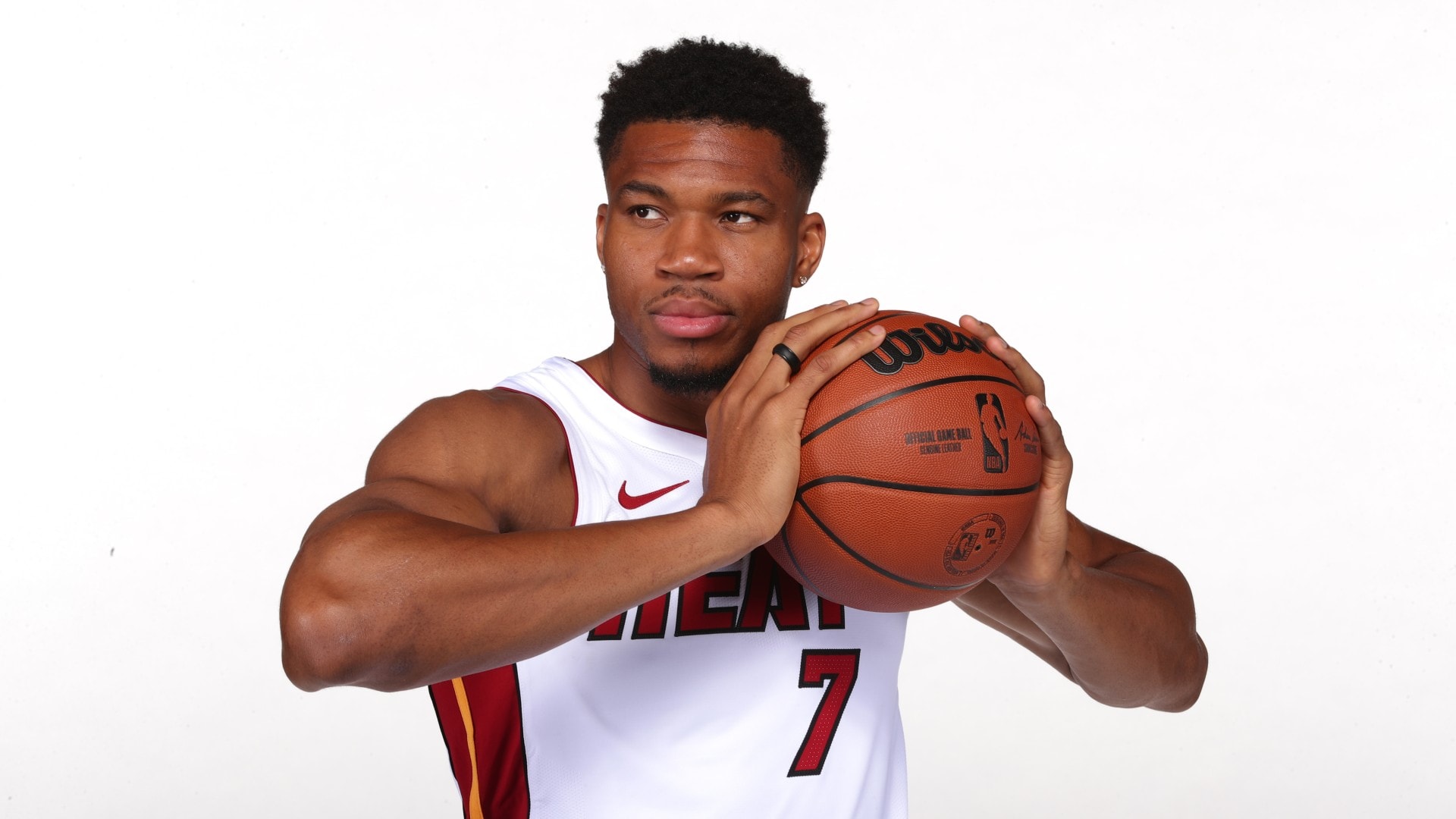 NBA 2026季前赛启幕：热火与猛龙加拿大揭幕战