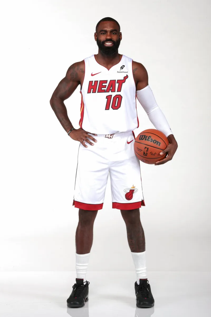 NBA官方晒小蒂姆-哈达威热火10号球衣定妆照：继承父亲号码