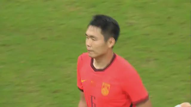 国足0-5惨败巴勒斯坦，邵佳一战术失败遭质疑，赵松源17岁成赛后采访唯一球员