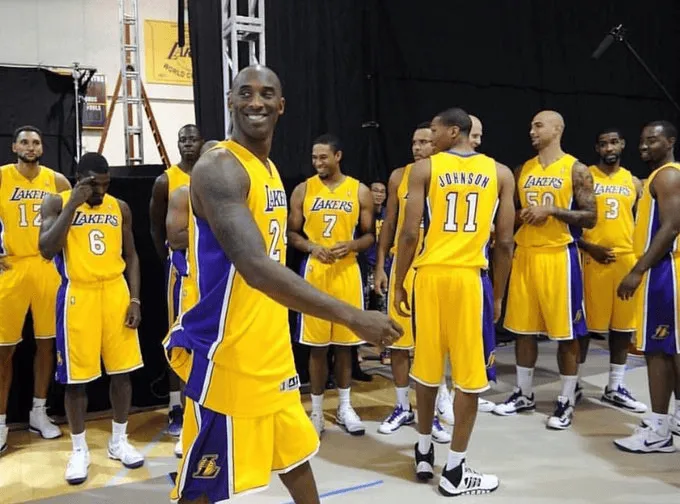 美媒NBA Memes晒2013年湖人媒体日照片：真正的球迷能认出5人