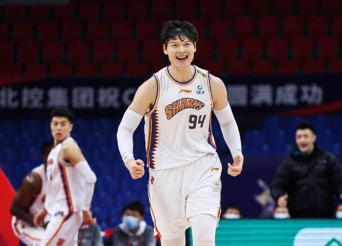 媒体人：王哲林通过补测，上海男篮季前赛迎战辽宁