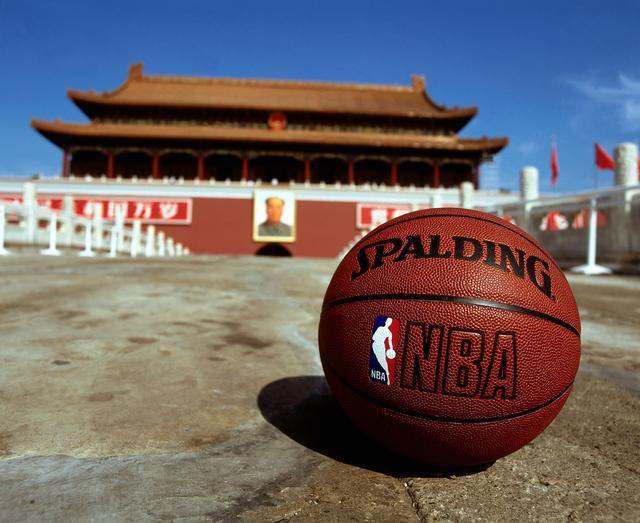姚明刘炜同台，NBA中国赛首秀引爆2004年京沪