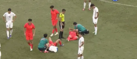 中国U23与乌兹别克斯坦U23亚运男足季军赛48分钟杨希张玉宁头部相撞倒地
