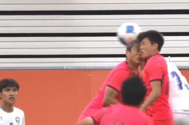 中国U23男足亚运季军赛第49分钟张玉宁杨希争顶相撞双双倒地