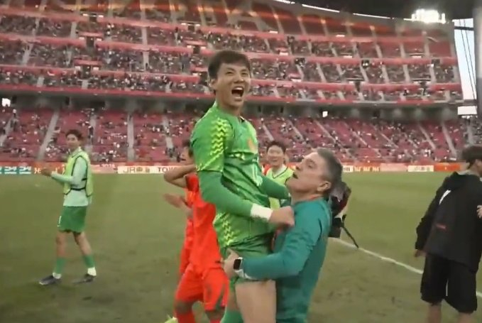 安东尼奥赛后将李昊抱起 李昊2扑点本届再献门神发挥
