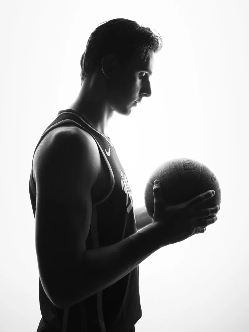 法国球员马克西姆-雷诺晒照庆祝NBA生涯第二年