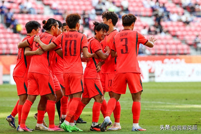中国男足亚运夺铜28年首获奖牌 媒体盛赞李昊成闭幕式旗手