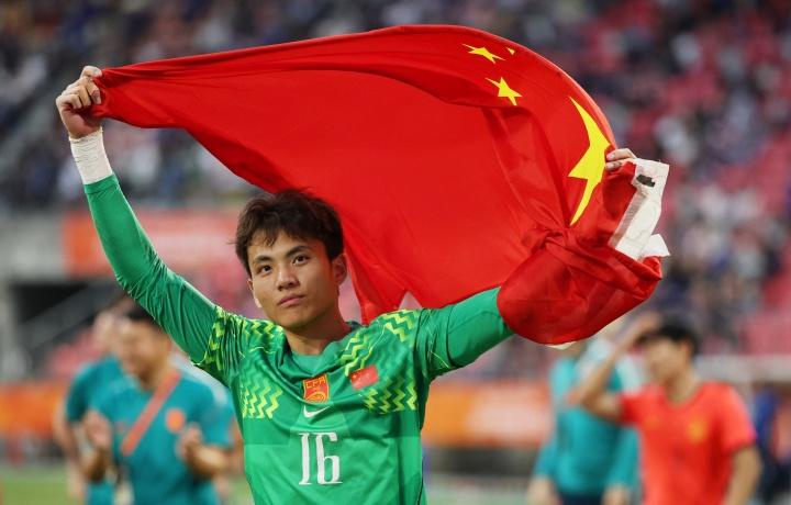 中国U23男足亚运铜牌赛点球胜乌兹别克斯坦 李昊谢场举国旗称更不一样