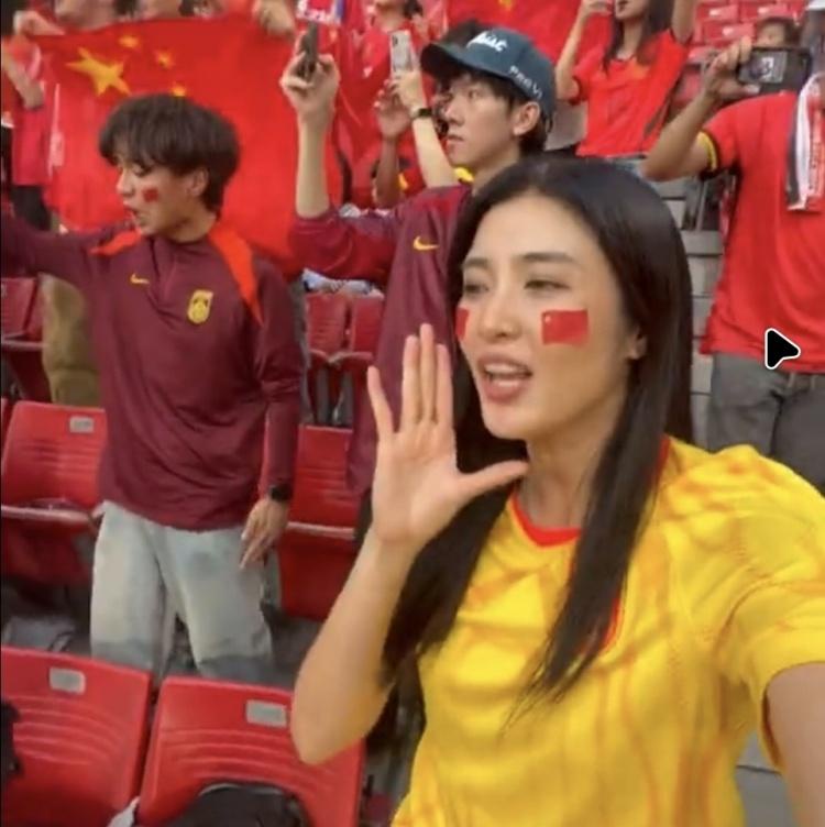 赵丽娜社媒祝贺U23国足获亚运铜牌：中国足球太需要一场彻彻底底的胜利了！
