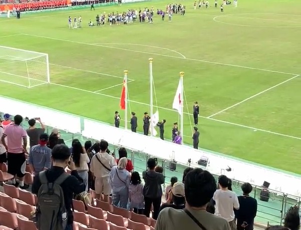 2026年亚运会男足颁奖典礼尴尬一幕：韩国队国旗卡住未能升起