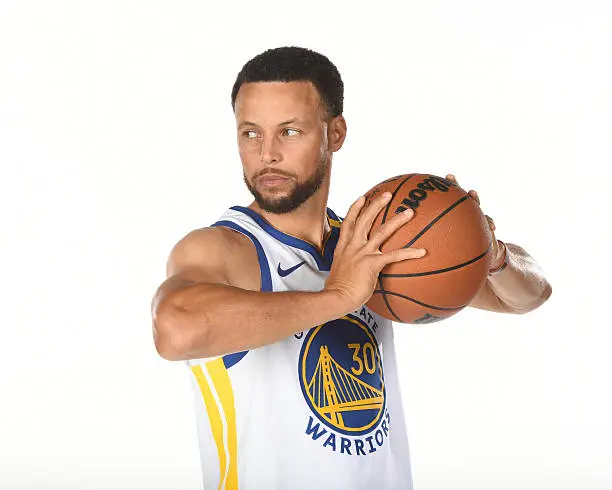 38岁库里开启NBA第18个赛季:膝盖酸痛不惧,只用2袋冰袋应对
