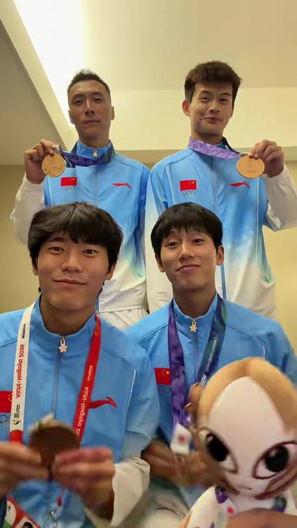 中国U23男足点球大战胜乌兹别克斯坦夺亚运铜牌 向余望等四将合拍手势舞庆祝