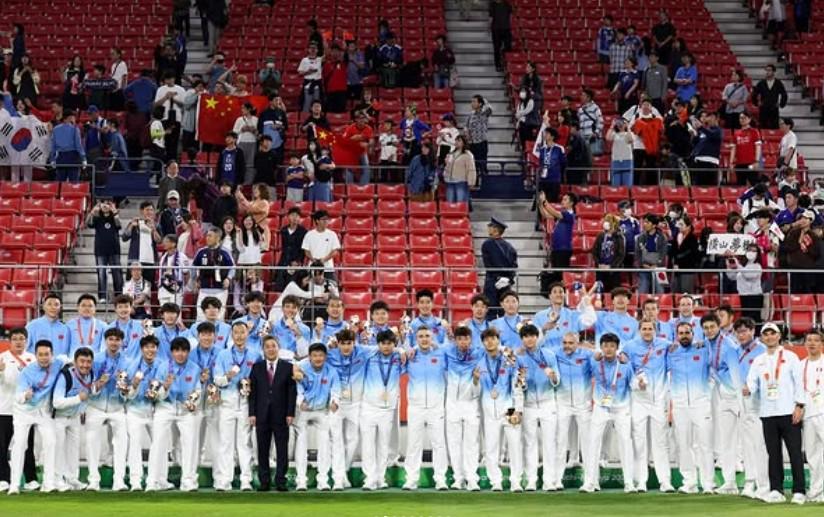 中国男足亚运队点球大战击败乌兹别克斯坦获铜牌 于大宝盛赞团队