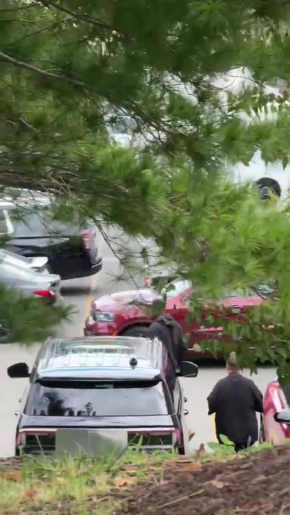 詹姆斯现身费城停车场与球迷互动 76人队内赛现场气氛热烈