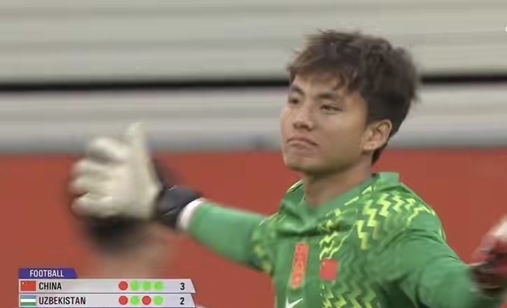 中国U23男足亚运队点球大战击败乌兹别克斯坦夺铜牌 李昊赛后更衣室跳舞庆祝