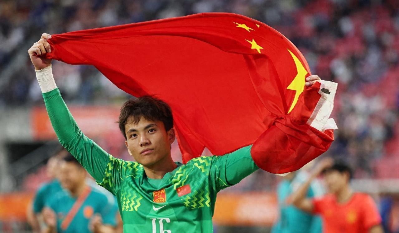 中国U23男足亚运夺铜!28年再登领奖台,王钰栋破门成焦点