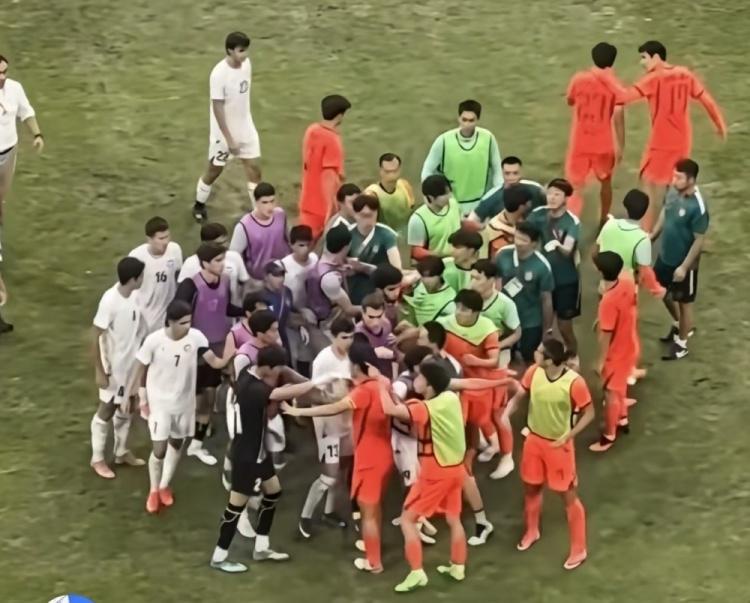 中国U23男足点球大战击败乌兹别克斯坦U23 拜合拉木冷静处理冲突并滑翔庆祝