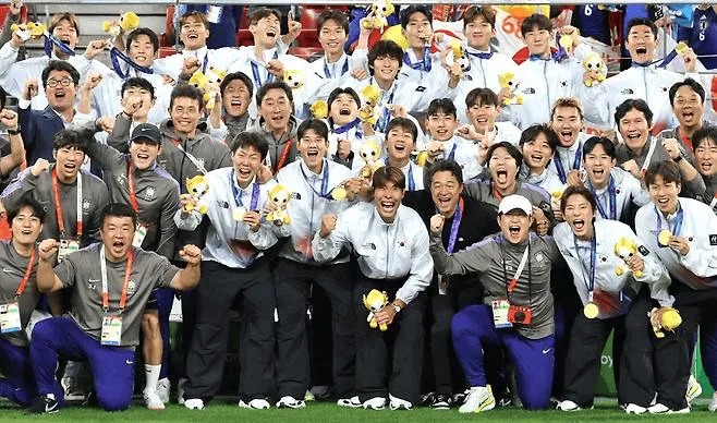 梁民革称金牌不重要,韩国队1-0日本队夺亚运男足金牌