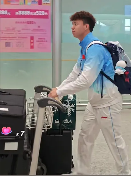 中国亚运男足抵达北京首都机场，毛伟杰轮椅现身引球迷欢呼