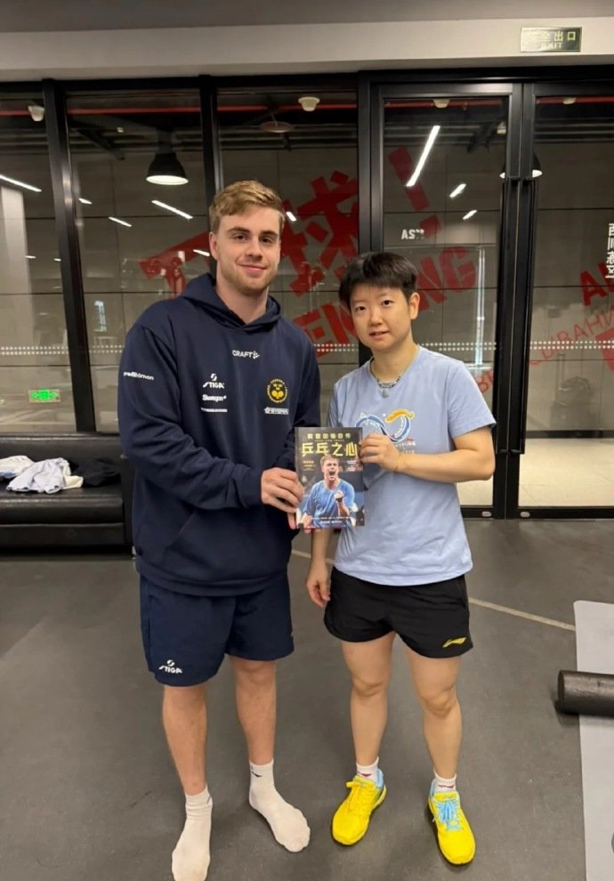 莫雷加德晒与孙颖莎合影，赠书获喜爱