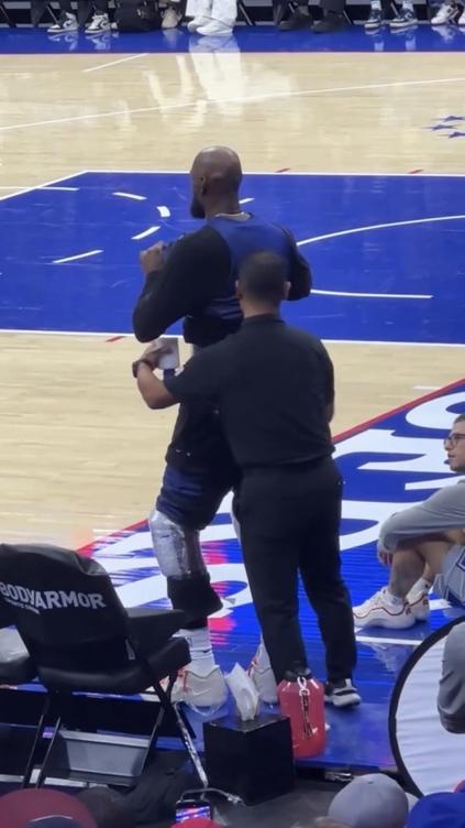 NBA76人队詹姆斯场边缠冰袋喝水 腰部疑似不适