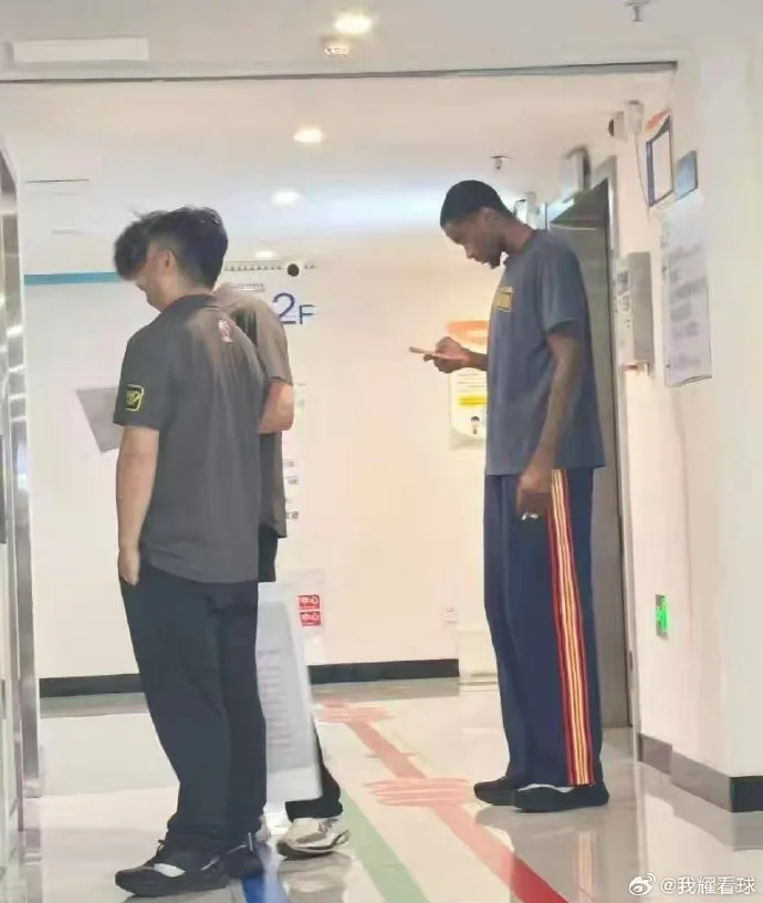 博主：萨姆纳热身赛手抻伤已检查，广东男篮新赛季首战对阵南京