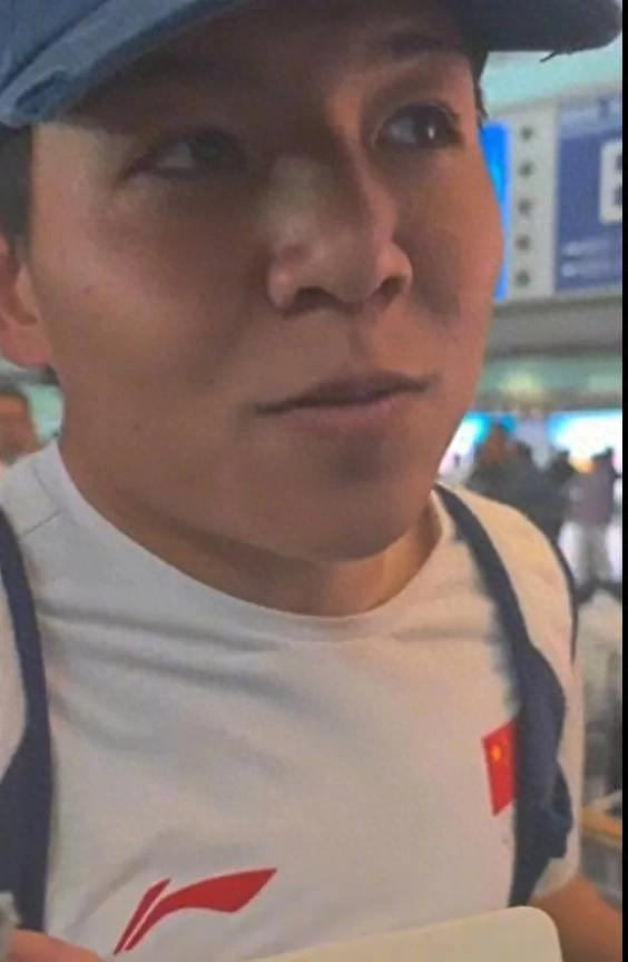 中国男足亚运队携铜牌回国 徐彬谈机场接机感动及留洋规划