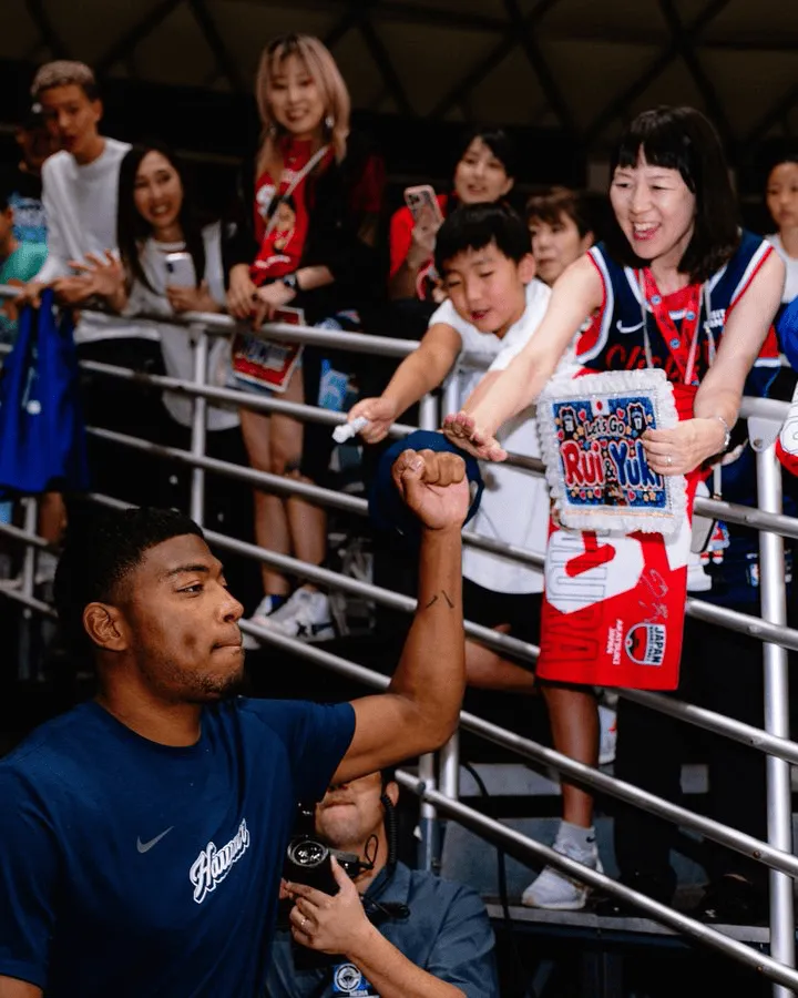 NBA季前赛快船晒球员签名照：夏威夷球迷热情获官方点赞