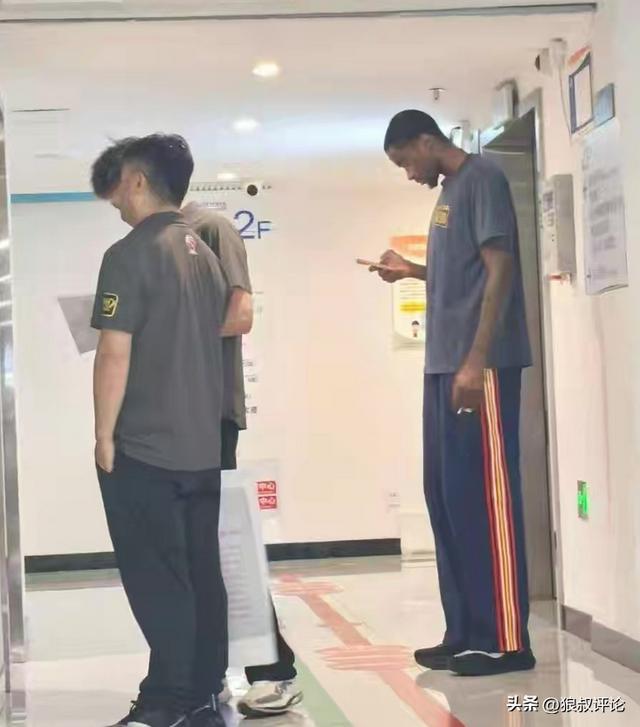 广东男篮小外援萨姆纳手部受伤入院 新赛季三外援配置成悬案