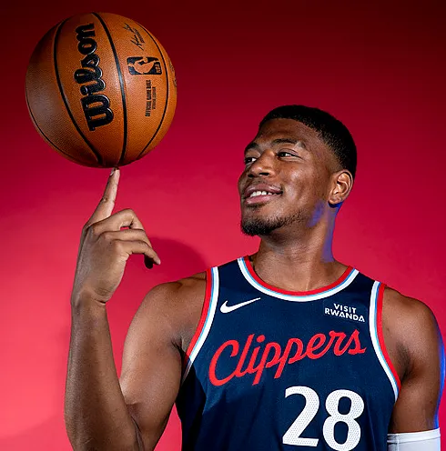 NBA季前赛快船半场55-43领先勇士 八村垒砍21分库里10分