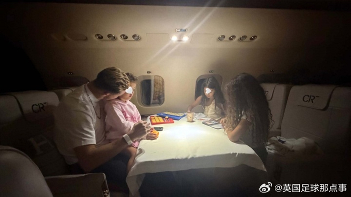 C罗一家抵达沙特,乔治娜晒飞机合照