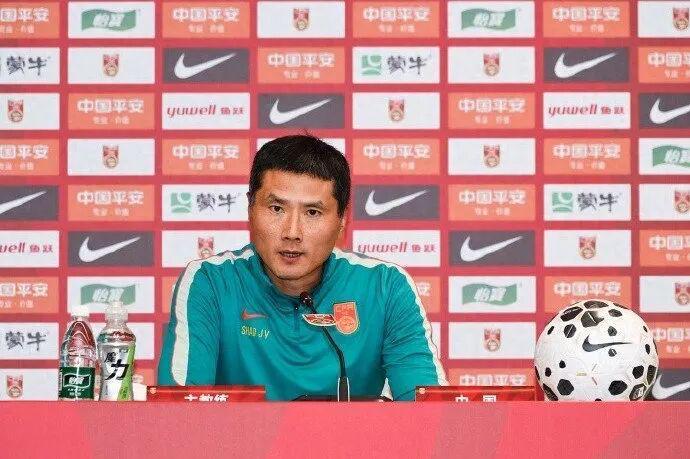 国足主帅邵佳一再发声：输球责任在于主教练，相信明天会给全国球迷一个完美